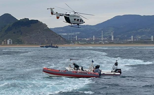 Espectacular simulacro de la Guardia Civil contra el narcotráfico en Muskiz