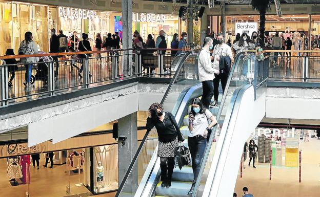 Los vascos dudan si gastar o invertir los 7.205 millones de su ahorro extra por la pandemia