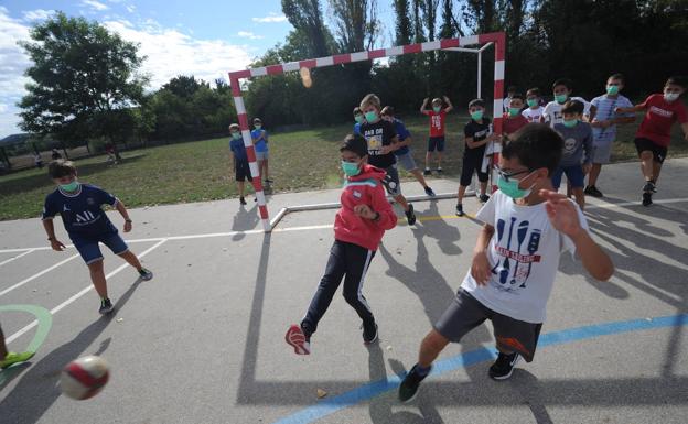El balón y los goles vuelven al patio del colegio