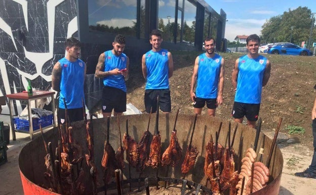 Cordero y sidra asturiana para los jugadores del Athletic en Lezama