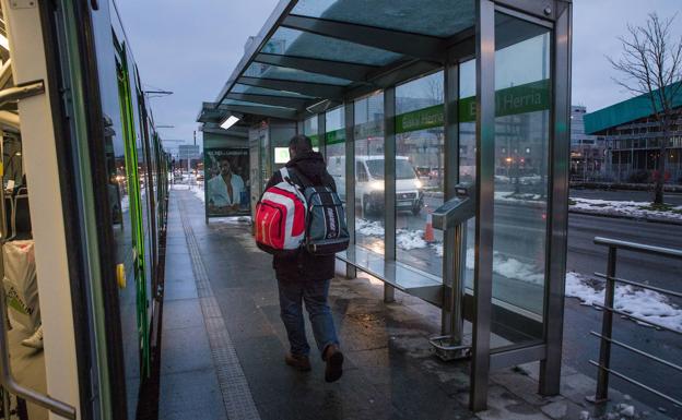 Archivan la agresión de negacionistas a usuarios del tranvía de Vitoria que les pidieron ponerse la mascarilla
