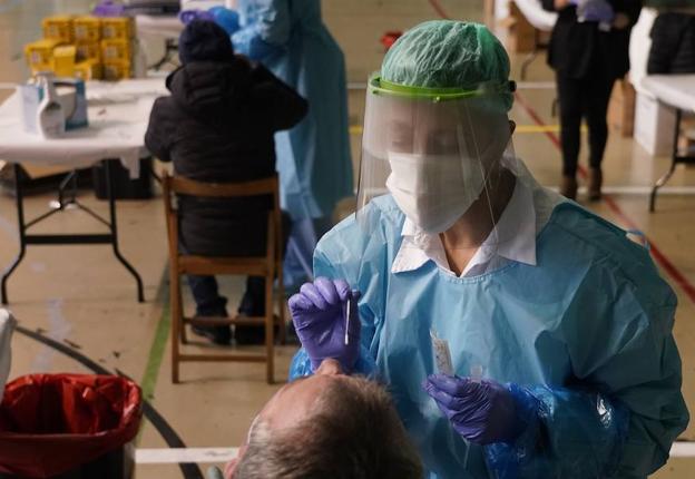 Álava registra solo 8 nuevos contagios y una incidencia que cae por debajo de los 100 casos