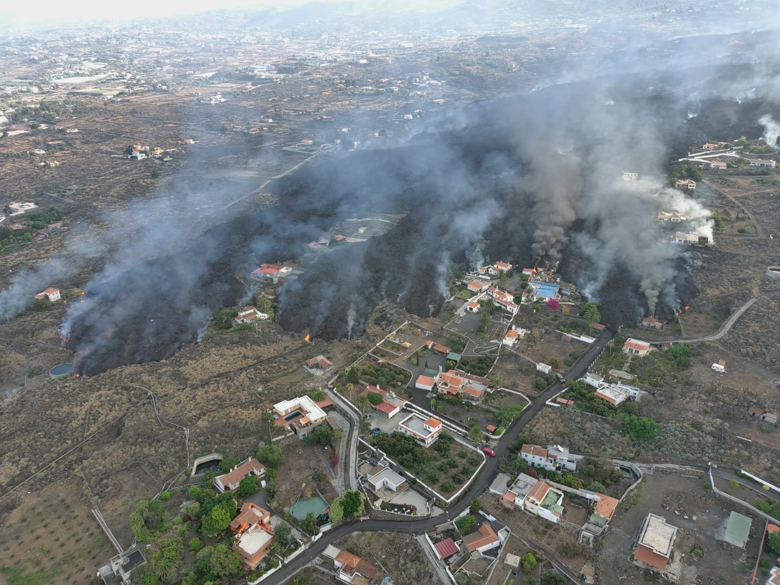 La lava acorrala al pueblo de Todoque en su lento caminar hacia el mar