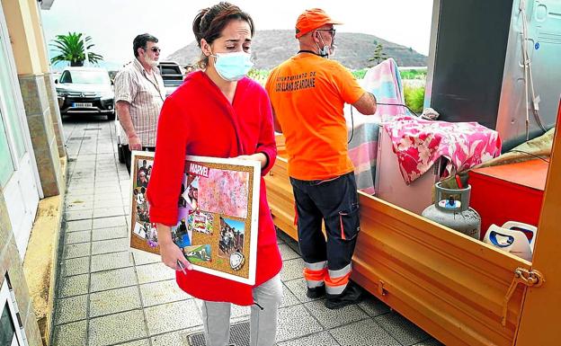 Lydia Lozano la lía en La Palma: «Hola, soy de 'Sálvame', necesito gente que lo esté pasando mal»