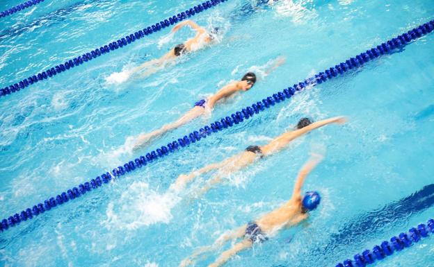 La gran demanda y el límite de aforos dejan a cientos de niños sin cursos de natación en Bilbao