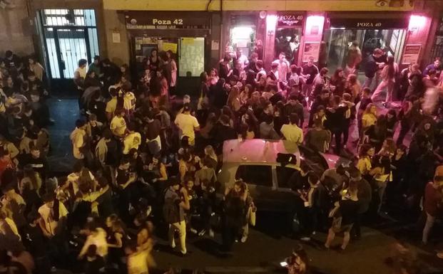 Los hosteleros de Pozas, «hartos de los botellones», piden que actúe la Policía