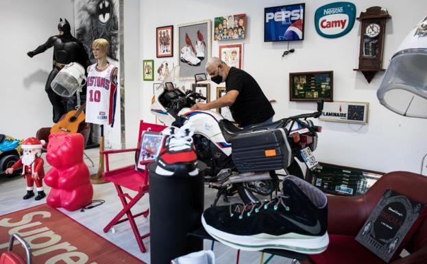 Desde una PlayStation gigante hasta ropa firmada por Messi o Jordan: una insólita tienda para coleccionistas en el centro de Bilbao