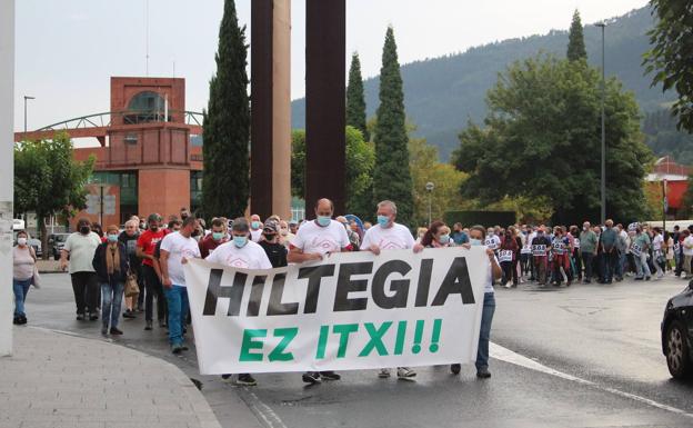 Llodio protesta por el cierre del matadero