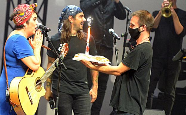 Fiesta de cumpleaños de Amparanoia en el 37º Getxo Folk