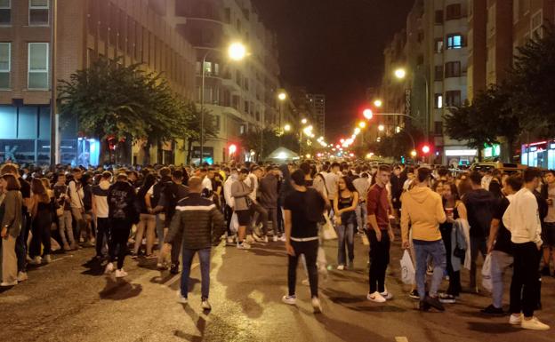 Las noches de botellón abren la polémica entre la Policía Municipal y la Ertzaintza