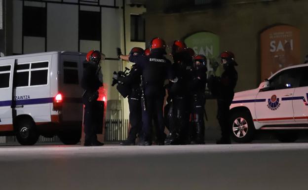 Un centenar de personas arrojan piedras y agreden a la Ertzaintza en Eibar tras disolver una pelea