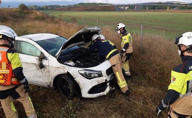 Dos heridos al salirse un turismo de la carretera en Armiñón