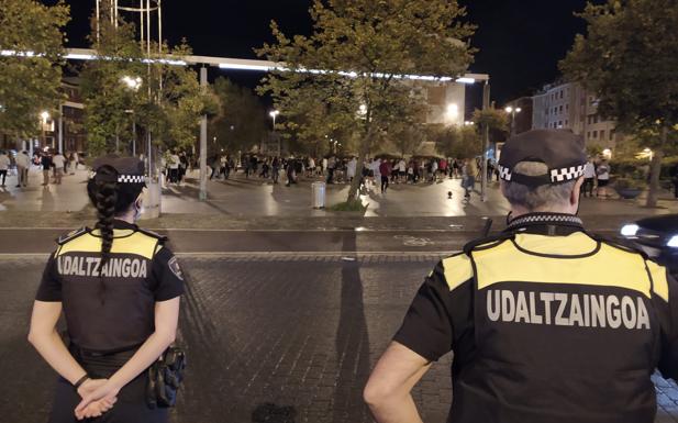 La Policía desbarata dos macrobotellones en unas no fiestas de Getxo con 4.000 jóvenes