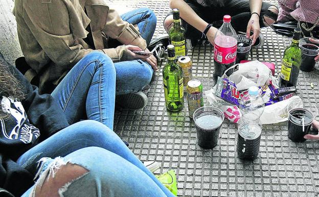 El Ayuntamiento estudia endurecer las multas por hacer botellón en la calle