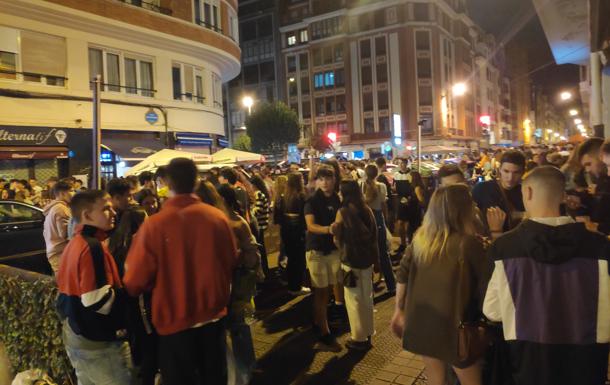 Tercera noche seguida de macrobotellones con miles de jóvenes de fiesta en Bilbao