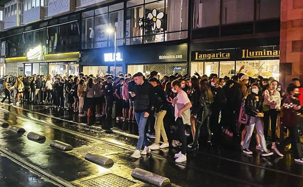 Largas colas en el exterior de las discotecas de Vitoria