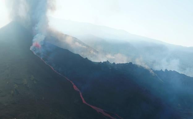 El avance de la lava se ralentiza a 800 metros del mar