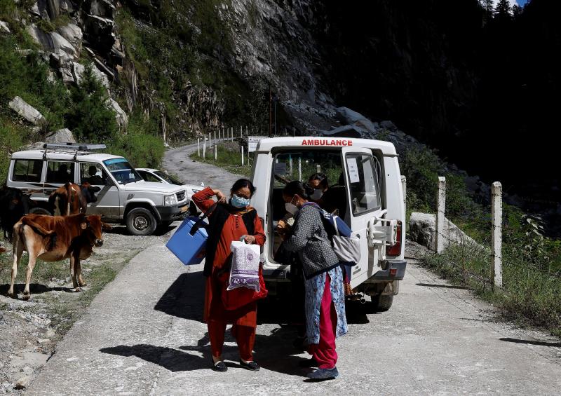 La odisea de los sanitarios para vacunar contra el Covid en el Himalaya