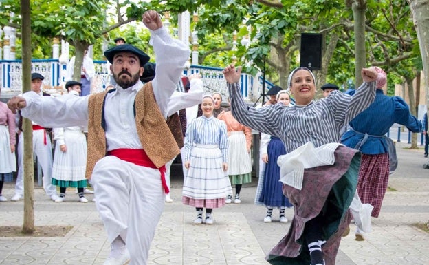 Dantzaris en la última edición del Folklore Azoka en Portugalete.//ELAI ALAI