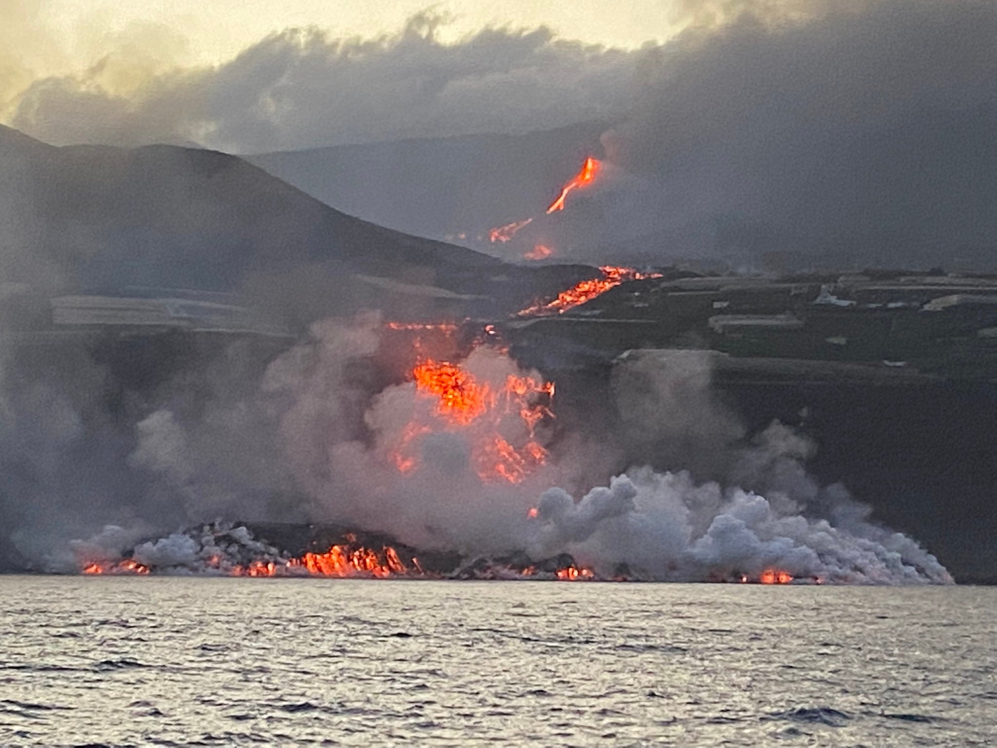 La lava del volcán de La Palma llega al mar