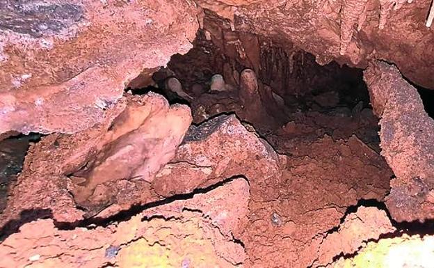 Paralizan en Alonsotegi la obra de una línea de alta tensión al hallar una cueva