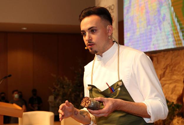 Javier Sanz (Cañitas Maite) con un queso de sangre (vejiga con riñones, sangre, cabeza).