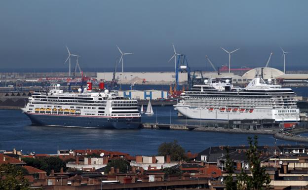 Dos cruceros comparten amarre en un relanzado puerto de Getxo