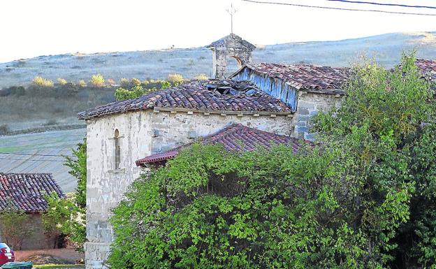 Amigos el Castillo urge a intervenir en la iglesia de Arce para evitar que se hunda su cubierta