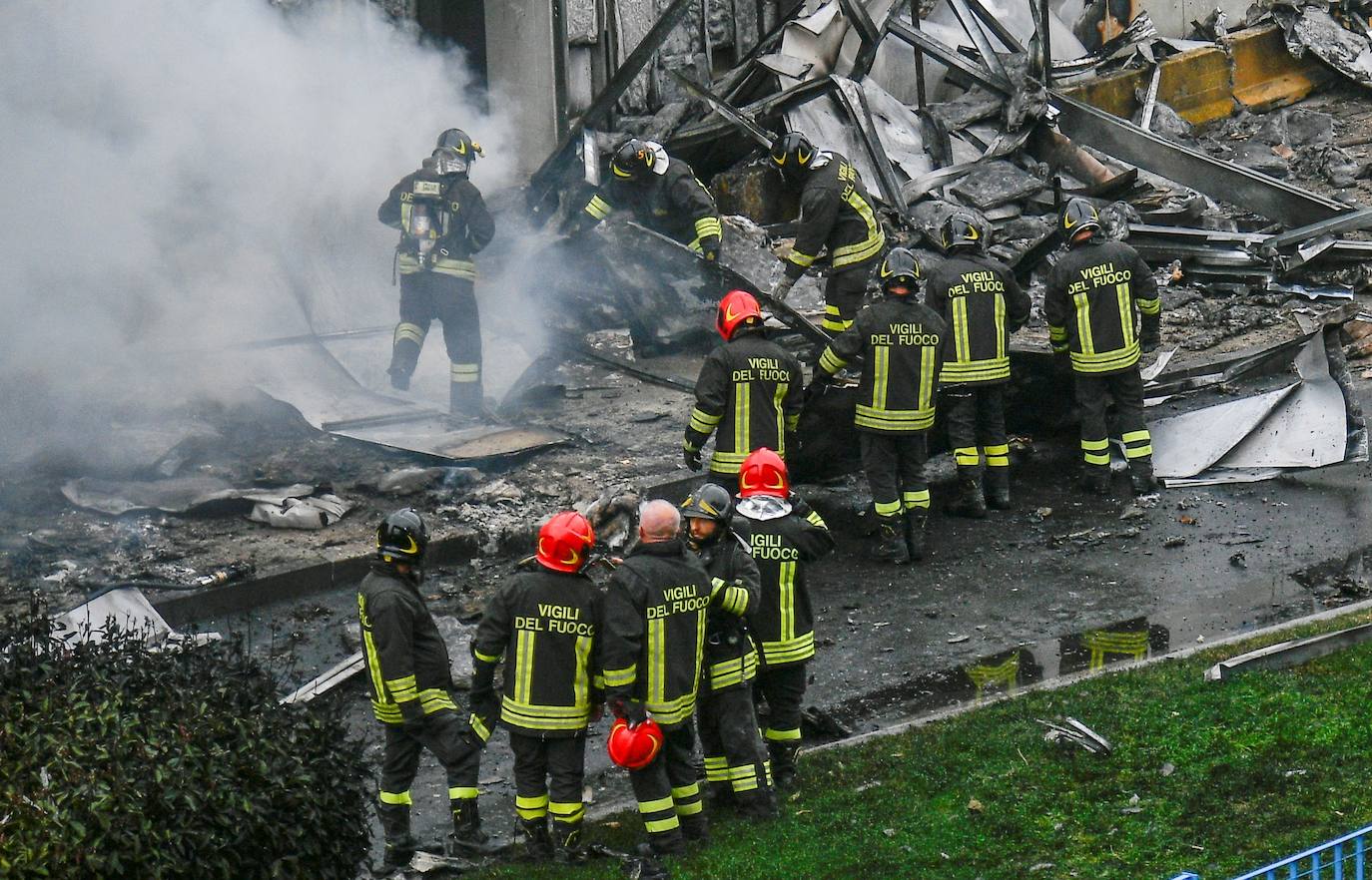 Imágenes del accidente de una avioneta en Milán que ha costado la vida a seis personas