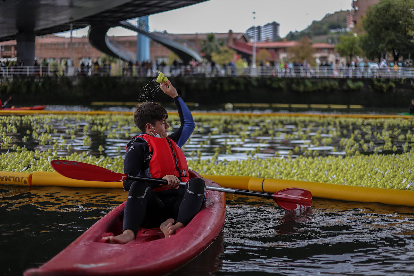 Los patitos más 'verdes' tiñen la ría en la novena edición de la Estropatada