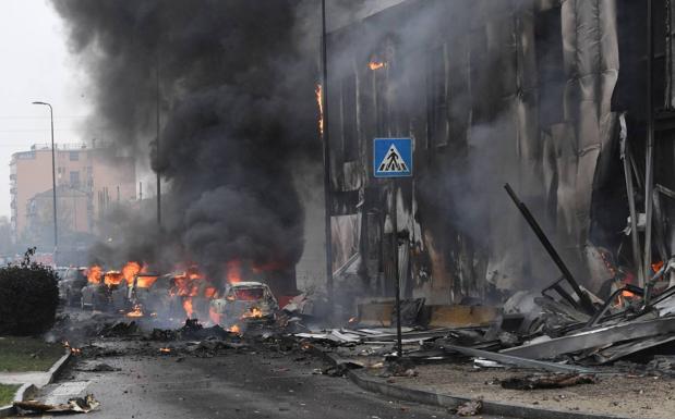 Ocho fallecidos, entre ellos un niño, al estrellarse una avioneta contra un edificio de Milán