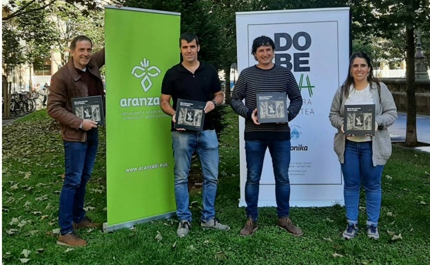 'Gure faunari eta florari begira' liburua kaleratu dute Aranzadik eta Dobera euskara elkarteak elkarlanean