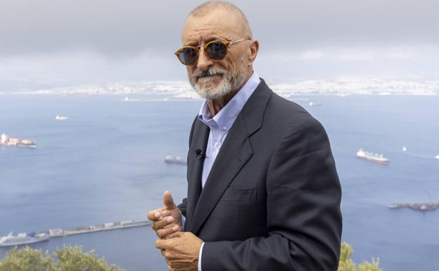 Polémica por la despiadada crítica de Pérez-Reverte sobre la última película de James Bond