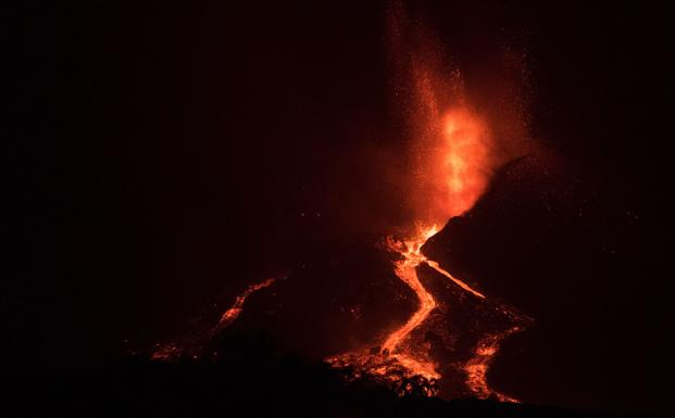 Aumenta el caudal de lava tras ceder el cono principal del volcán de La Palma
