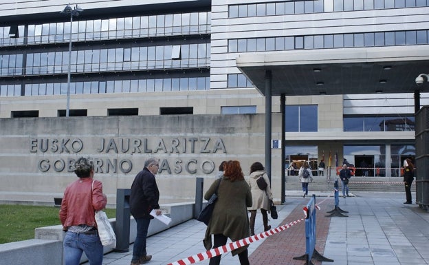 El salario de los funcionarios vascos subirá un 2%, casi el doble que en el sector privado