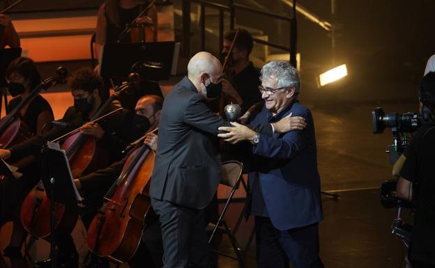 Los Max brindan por 'El bar' de Sanzol