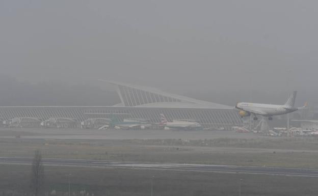 Cuatro vuelos desviados en Loiu por la niebla, que no afecta al Rey