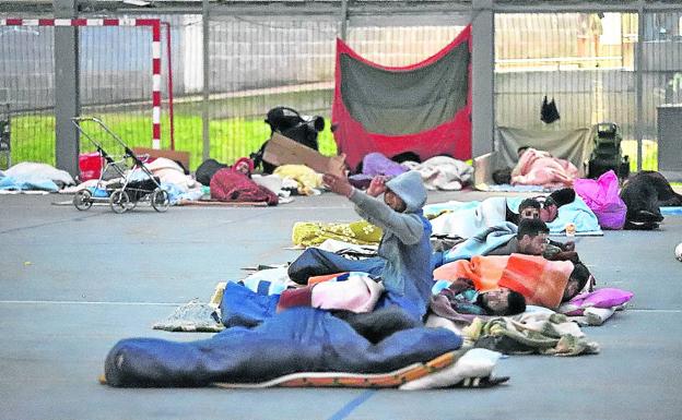 Vecinos de Atxuri denuncian un albergue improvisado en la cancha deportiva