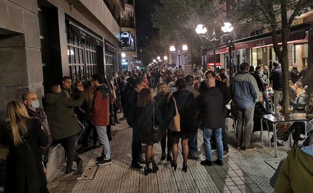 El consumo de bebidas en la calle sin mesa seguirá prohibido