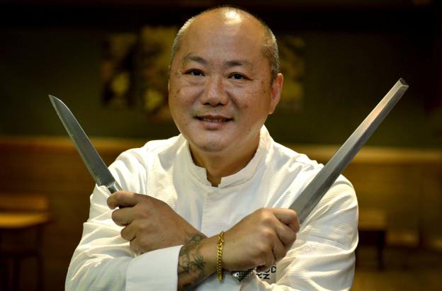 El chef de un restaurante japonés de Bilbao que cocina rabas y bacalao