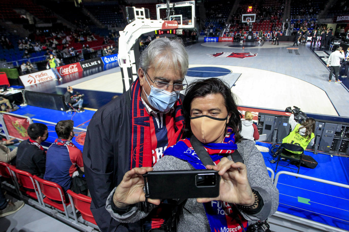 Ambientazo en el Buesa en el regreso de la Euroliga con público