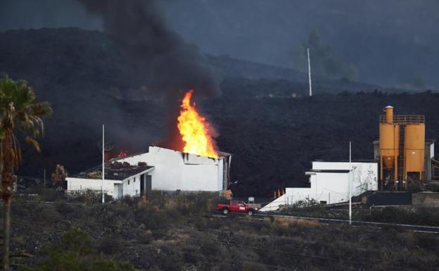 El incendio de una cementera arrasada por la lava obliga a confinar a 3.000 vecinos