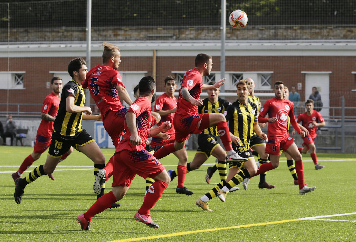 El Barakaldo supera al Santutxu en un duelo frenético