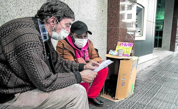 El profesor jubilado que da clases de Matemáticas a un joven que pide limosna en el centro de Bilbao