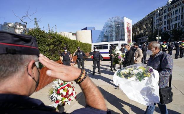 Compañeros del ertzaina Txema Aguirre le homenajean en Bilbao en el 24 aniversario de su asesinato a manos de ETA