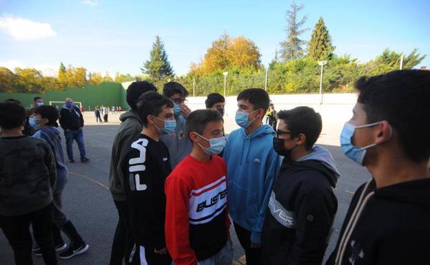 La mascarilla sigue en los patios de Vitoria al no poner controlarse las distancias
