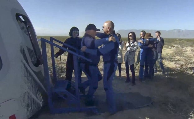 El capitán Kirk vuelve del espacio entusiasmado