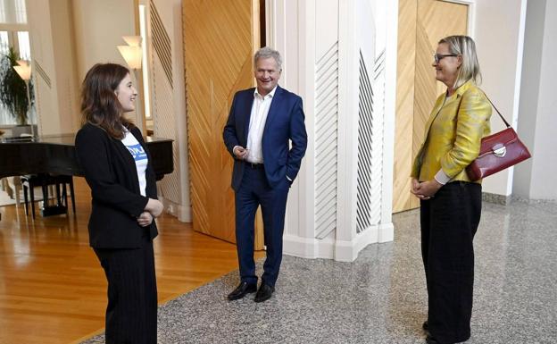 Hamasei urteko neska bat Finlandiako presidente izan da egun batez