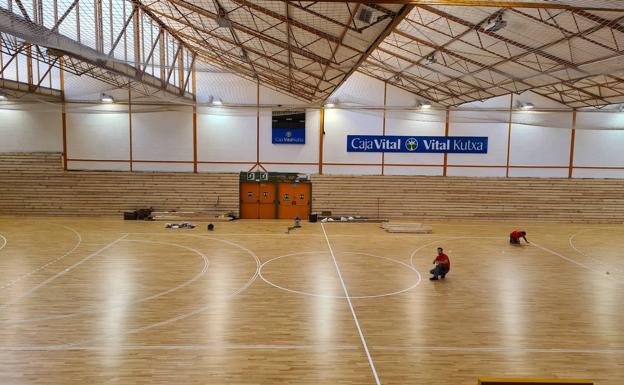 El polideportivo de Llodio puede estrenar ya su nueva cancha de madera