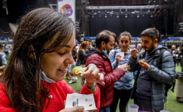 Festín en la barra más grande del mundo